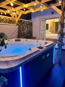 Private Hot Tub | Garden | Parking | Central - Image 2