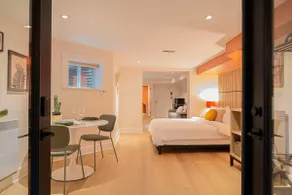 Private King Bed Suite · Cabbagetown - Image 2
