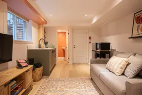 Private King Bed Suite · Cabbagetown - Image 4