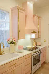 Pink Dreams Cottage: Hot Tub, Fire Pit, BBQ & More - Image 5