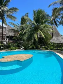 Apartment facing the pool and a short walk from the sea - Image 2