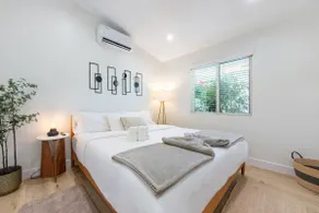 Refreshed Designer House w OutdoorKit & KingBed - Image 5