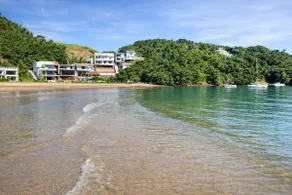 Ocean-view flat with 3 beaches just steps away - Image 2