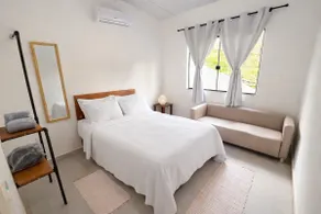 Ocean-view flat with 3 beaches just steps away - Image 5