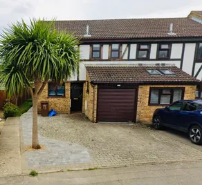 Gillingham Home with garage - Image 2