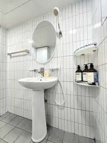 3 minutes from Sillim Station, 2–4 guests, convenient airport transfers, early/late check-in/out available - Image 5
