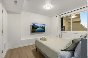 Burien MidCentury Lux | 3 Beds | 2 Mins to Airport - Image 3