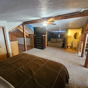 Beautiful 2 bedroom log home - Image 4