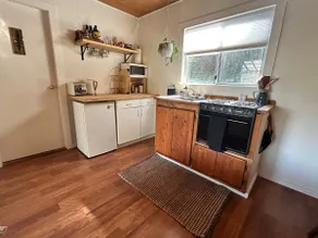 Cozy Lakefront Cabin Retreat - Image 2