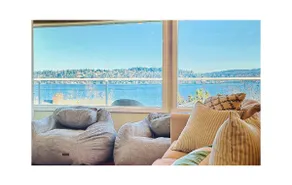 Stunning Lakeview w/balcony, 6 min to lightrail - Image 2