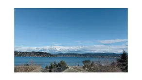 Stunning Lakeview w/balcony, 6 min to lightrail - Image 4