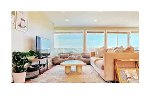 Stunning Lakeview w/balcony, 6 min to lightrail - Image 5