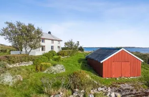 Holiday home by the lake on Frøya with kayak, SUP & boat - Image 3
