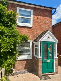 The Little House close to Gatwick Airport. - Image 2