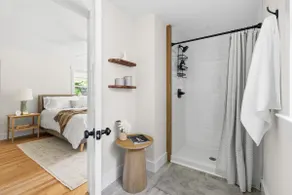 King Master•historic•2 blocks off Main St• w/crib - Image 4