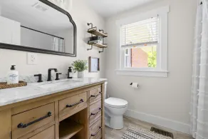 King Master•historic•2 blocks off Main St• w/crib - Image 5