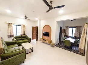 Luxurious Villa with Modern Pool WiFi - Image 3