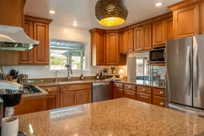 Luxury enchanting home downtown - Image 4