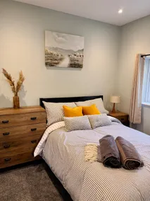 Bungalow with field views near Worcester, sleeps 4 - Image 3