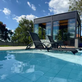 Cabin with whirlpool and heated pool (32°C/90°F) - Image 5
