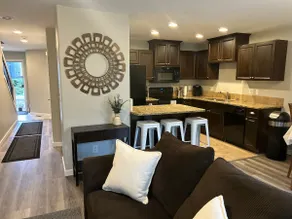 3BR 2BA Townhouse close to shops, hospital & sips - Image 2