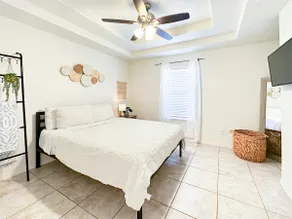Cozy 3BR Home• Close to shops• Fast WiFi •Sleeps 6 - Image 4