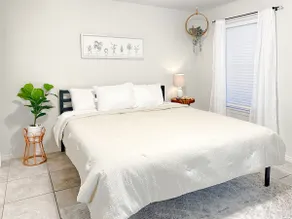 Cozy 3BR Home• Close to shops• Fast WiFi •Sleeps 6 - Image 5