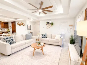Cozy 3BR Home• Close to shops• Fast WiFi •Sleeps 6 - Image 2