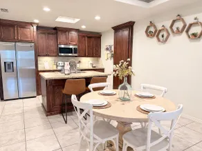 Cozy 3BR Home• Close to shops• Fast WiFi •Sleeps 6 - Image 3