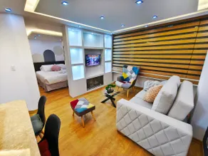 A four-person suite facing the CCI Financial Platform - Image 3