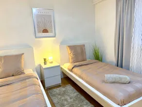 Skyline Retreat room with TV - Image 3