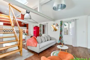 Beautiful home with garden. - Image 2