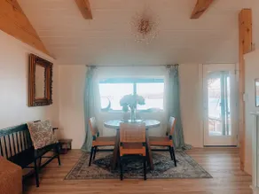 Lakefront! Girls getaway/Romantic Retreat/Booktok - Image 4