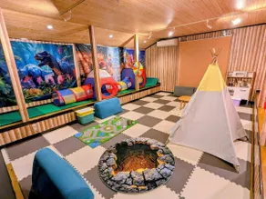 Amazing Slider \\ Multiple Families, Three Generations \\ Up to 16 People \\ Easy Access \\ Great Kids Room \\ Indoor Smoke-Free BBQ \\ 4K Movies - Image 3