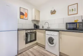 Stylish Studio Apartment - Image 3