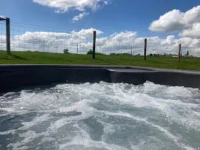 Country cottage with hot tub - Image 3