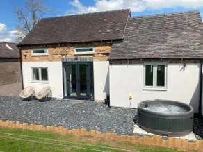 Country cottage with hot tub - Image 2