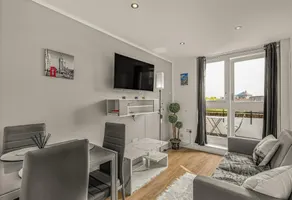 Lovely Marina-Waterfront 1BR Flat Tower Bridge - Image 3
