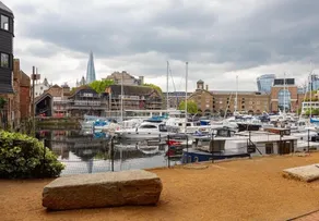 Lovely Marina-Waterfront 1BR Flat Tower Bridge - Image 2