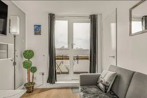 Lovely Marina-Waterfront 1BR Flat Tower Bridge - Image 4