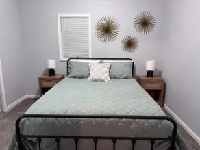 Quaint Centrally located 2 Bedroom - Image 2