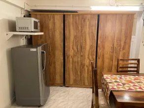 Studio apartment in split level bungalow with pool access - Image 4