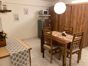 Studio apartment in split level bungalow with pool access - Image 3