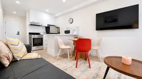 Cozy & Clean | Smart TV + AC + Laundry + Wi-Fi - Image 4
