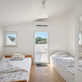 Seafront Apartment Silba Beach 2 - Image 2