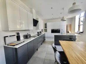 Spacious 5 bedroom chapel. - Image 4