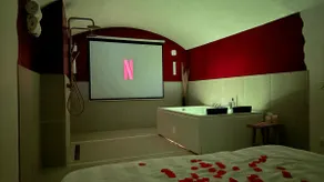 Loveroom - Spa bath, Double shower & cinema - Image 2