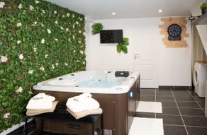 Castle Wall with Hot Tub - Image 3