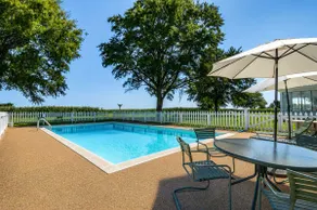 Historic riverfront farm 700 acres, lakes, pool - Image 3
