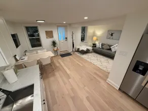 Remodeled historic 2BR apt in vibrant AdMo - Image 4